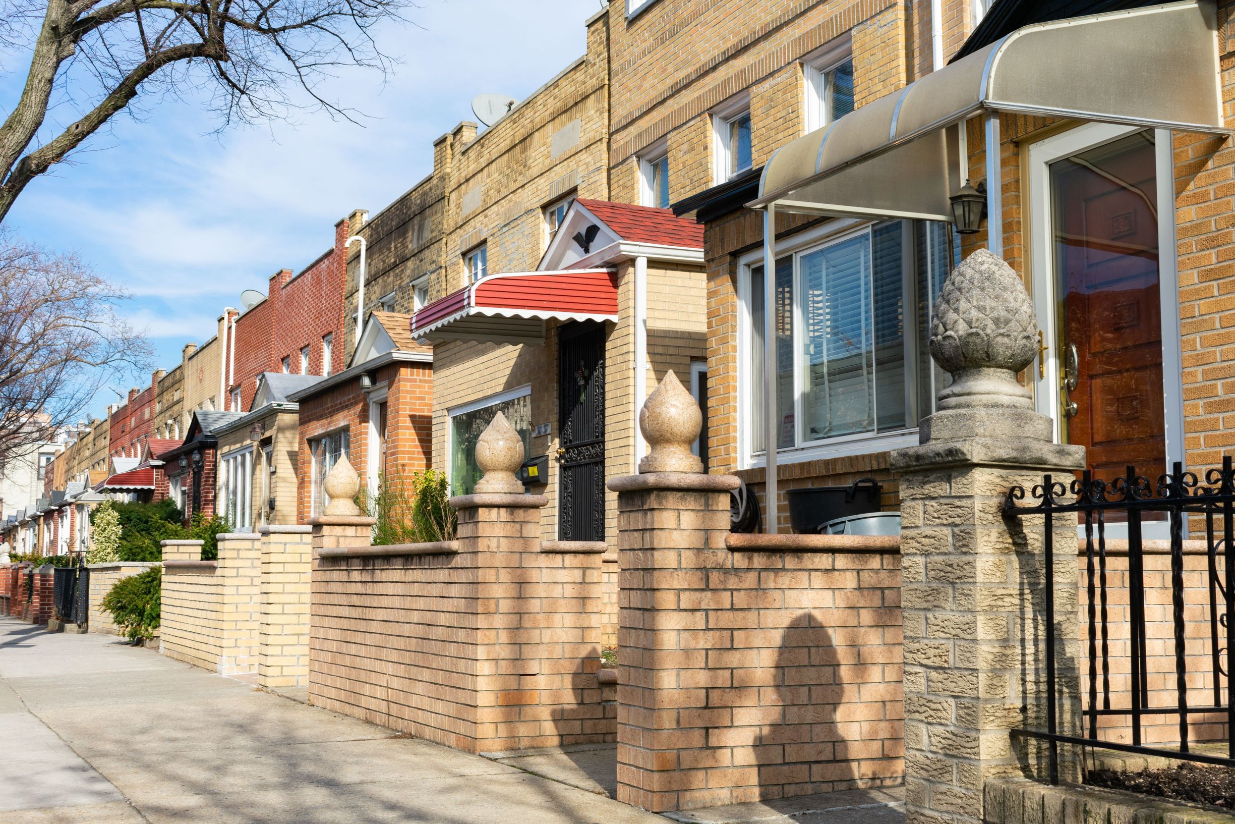 A,Row,Of,Old,Brick,Homes,Along,The,Sidewalk,In